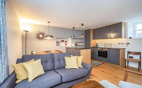Stylish Two Bed Flat, City Centre, Free Parking